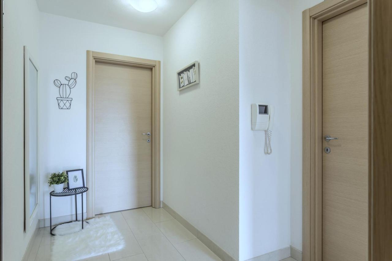 Iris Beach Apartments Kastela Bagian luar foto