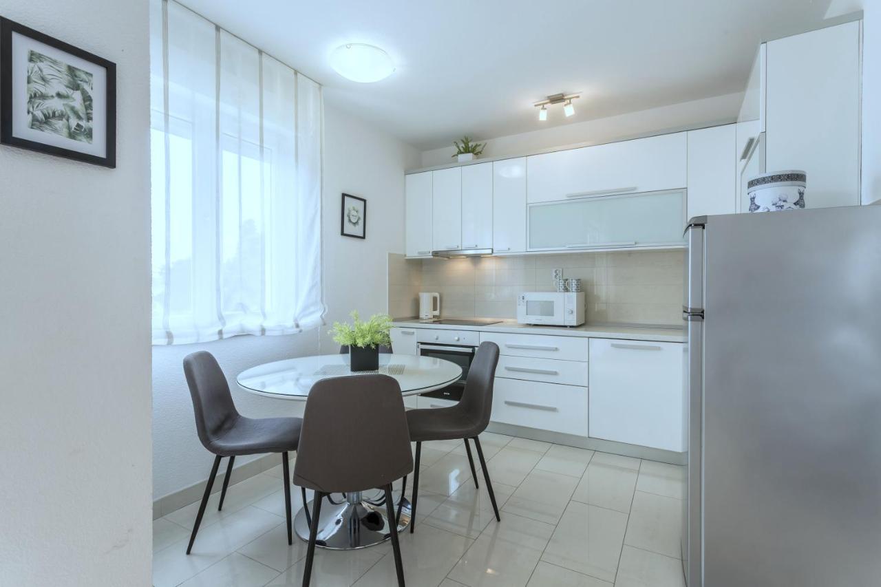 Iris Beach Apartments Kastela Bagian luar foto