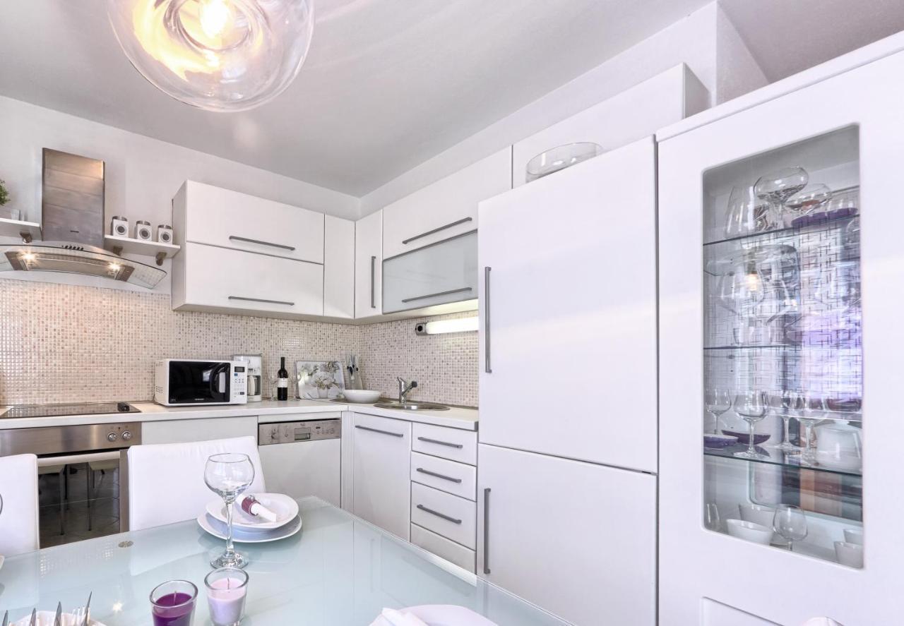 Iris Beach Apartments Kastela Bagian luar foto